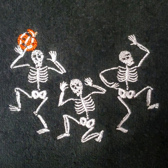 ❤️NWT DANCING SKELETONS PLUSH HAND TOWEL (ECO FRIENDLY) - HALLOWEEN - Picture 2 of 6